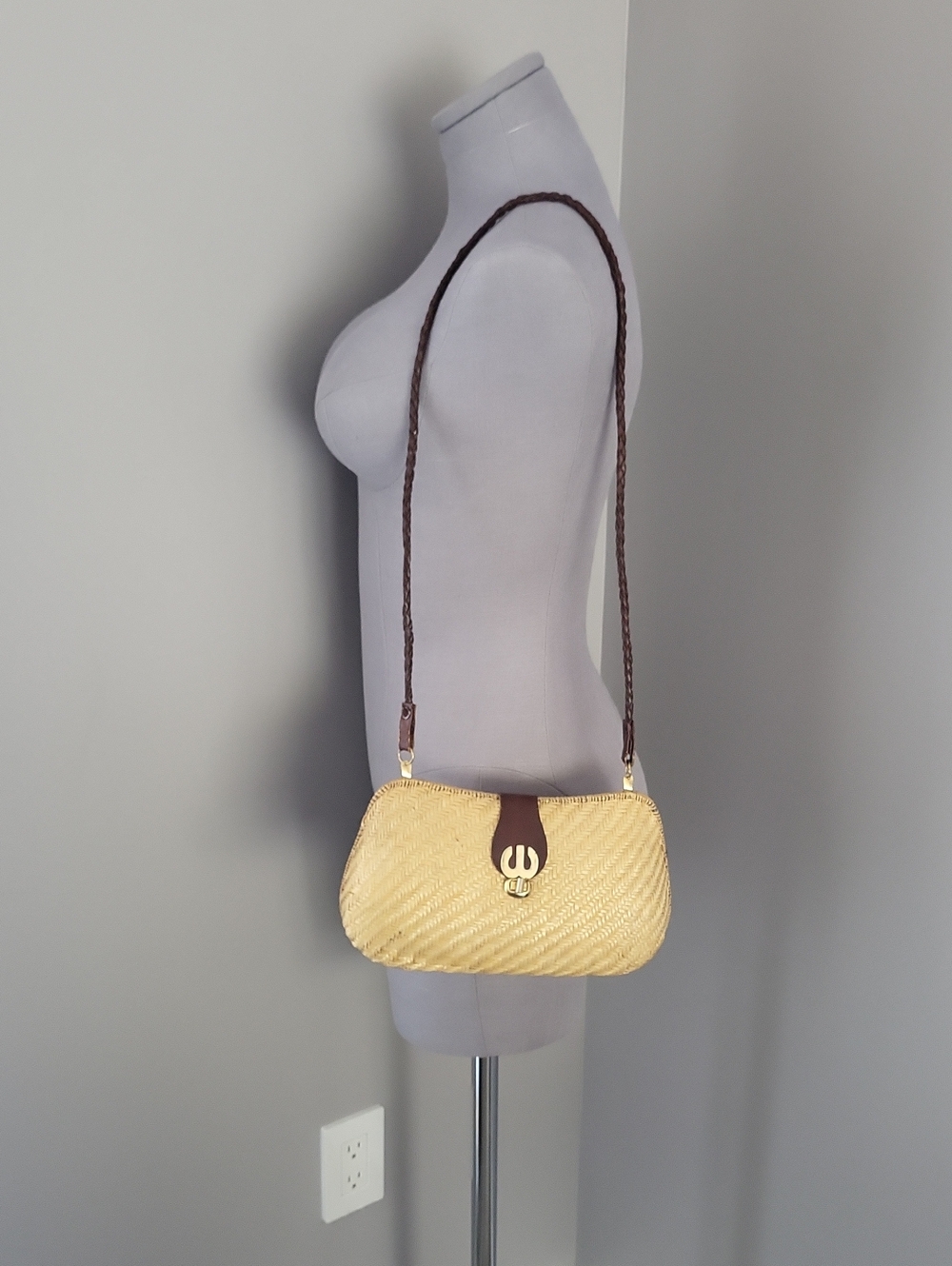 Vintage Woven Straw Rattan shoulder Bag with Leather Trim & Statement Clasp - Picture 2 of 16